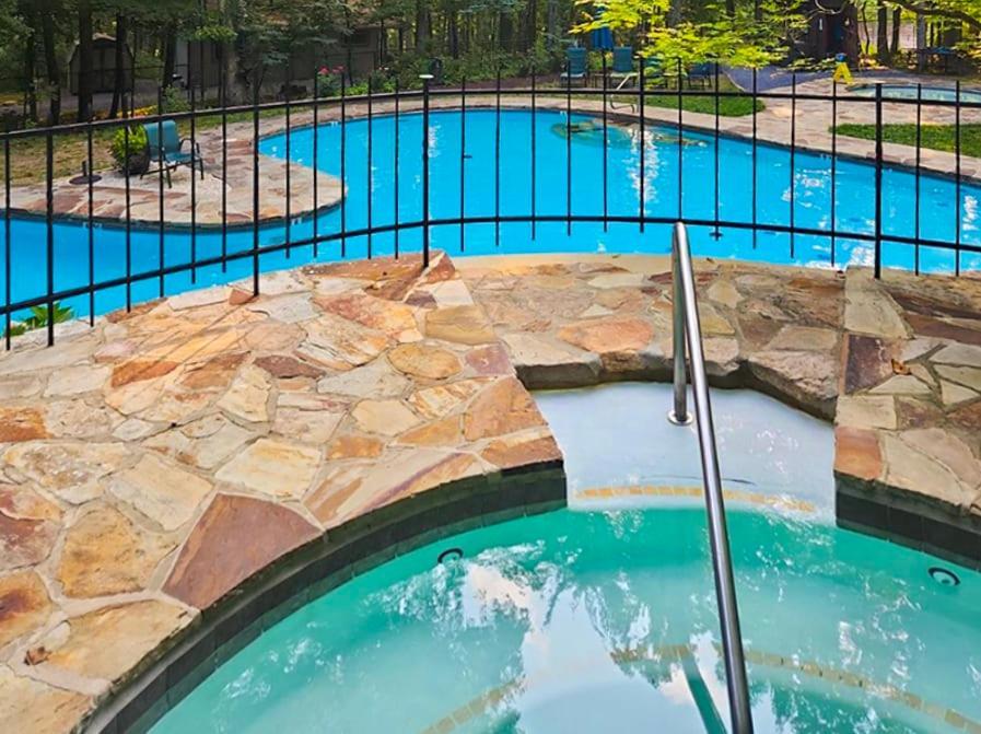Chalet W Hot Tub, Large Deck, Grill, & Fast Wifi Берклі-Спрінгз Екстер'єр фото
