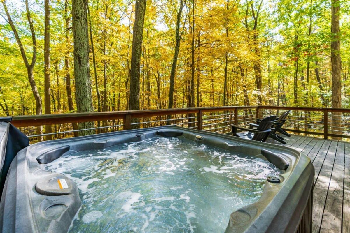Chalet W Hot Tub, Large Deck, Grill, & Fast Wifi Берклі-Спрінгз Екстер'єр фото