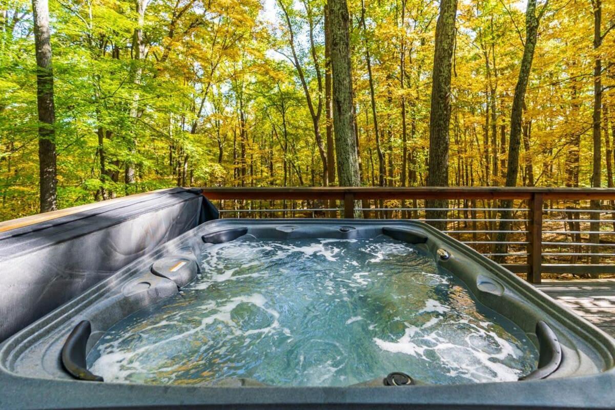 Chalet W Hot Tub, Large Deck, Grill, & Fast Wifi Берклі-Спрінгз Екстер'єр фото
