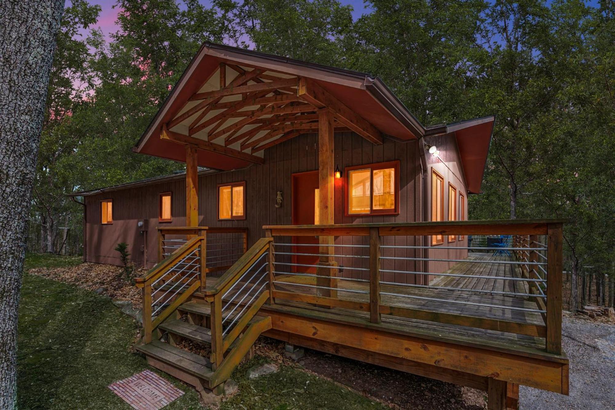 Chalet W Hot Tub, Large Deck, Grill, & Fast Wifi Берклі-Спрінгз Екстер'єр фото