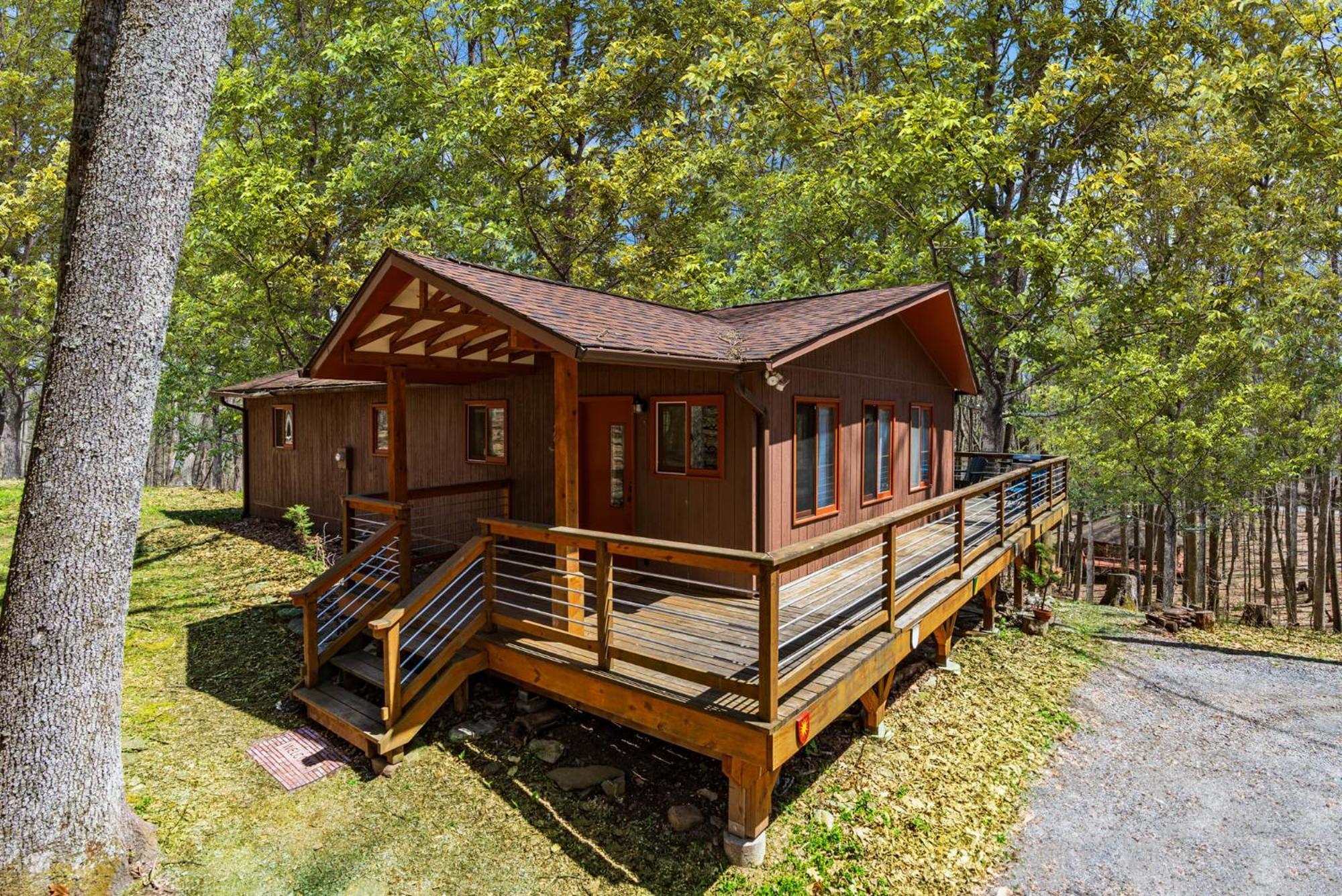 Chalet W Hot Tub, Large Deck, Grill, & Fast Wifi Берклі-Спрінгз Екстер'єр фото